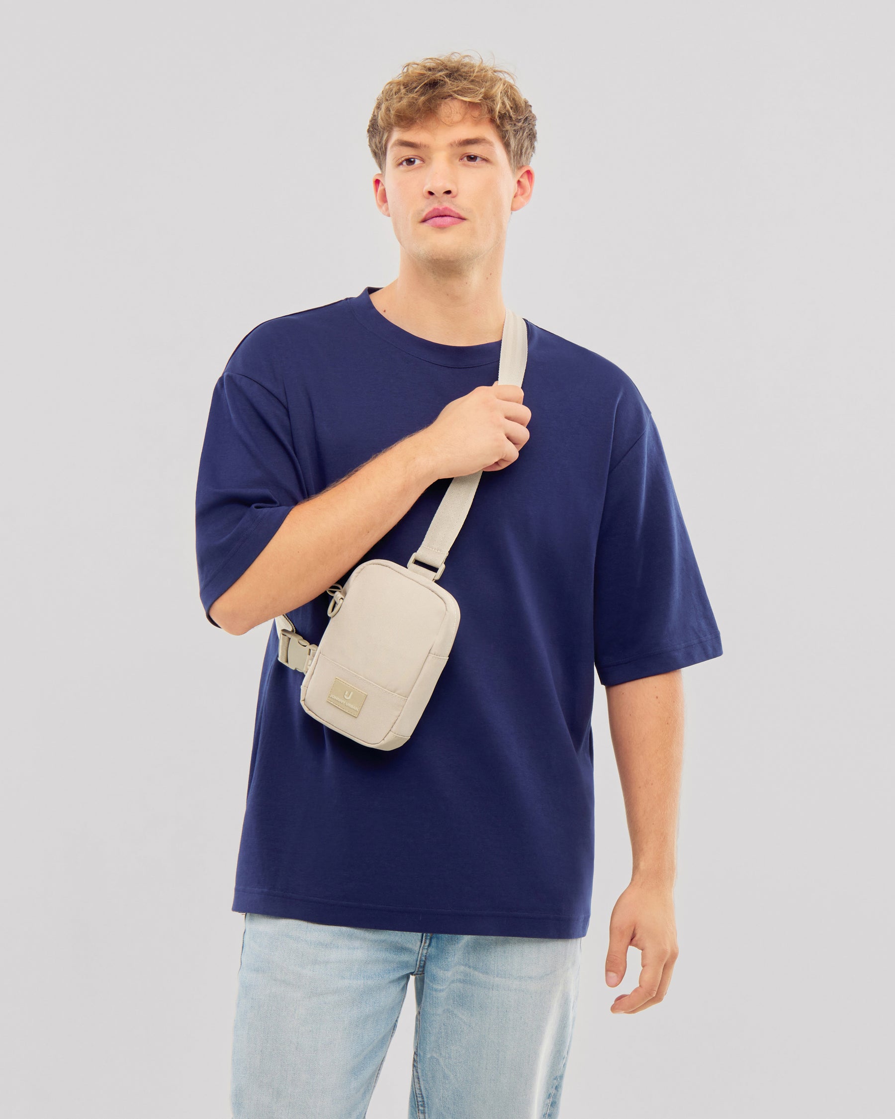 Unser männliches Model zeigt sich hier mit dem Johnny Urban Front-Pack "Arthur" in beige. 