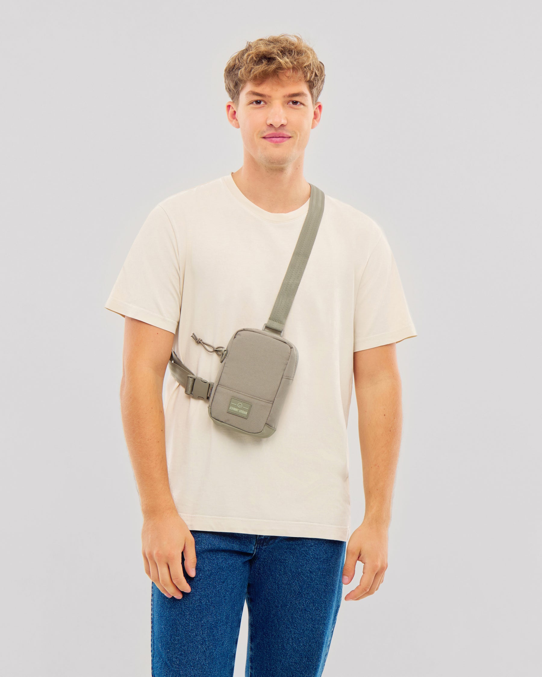 Unser männliches Model zeigt sich hier mit dem Johnny Urban Front Pack "Arthur" in desert grey. 