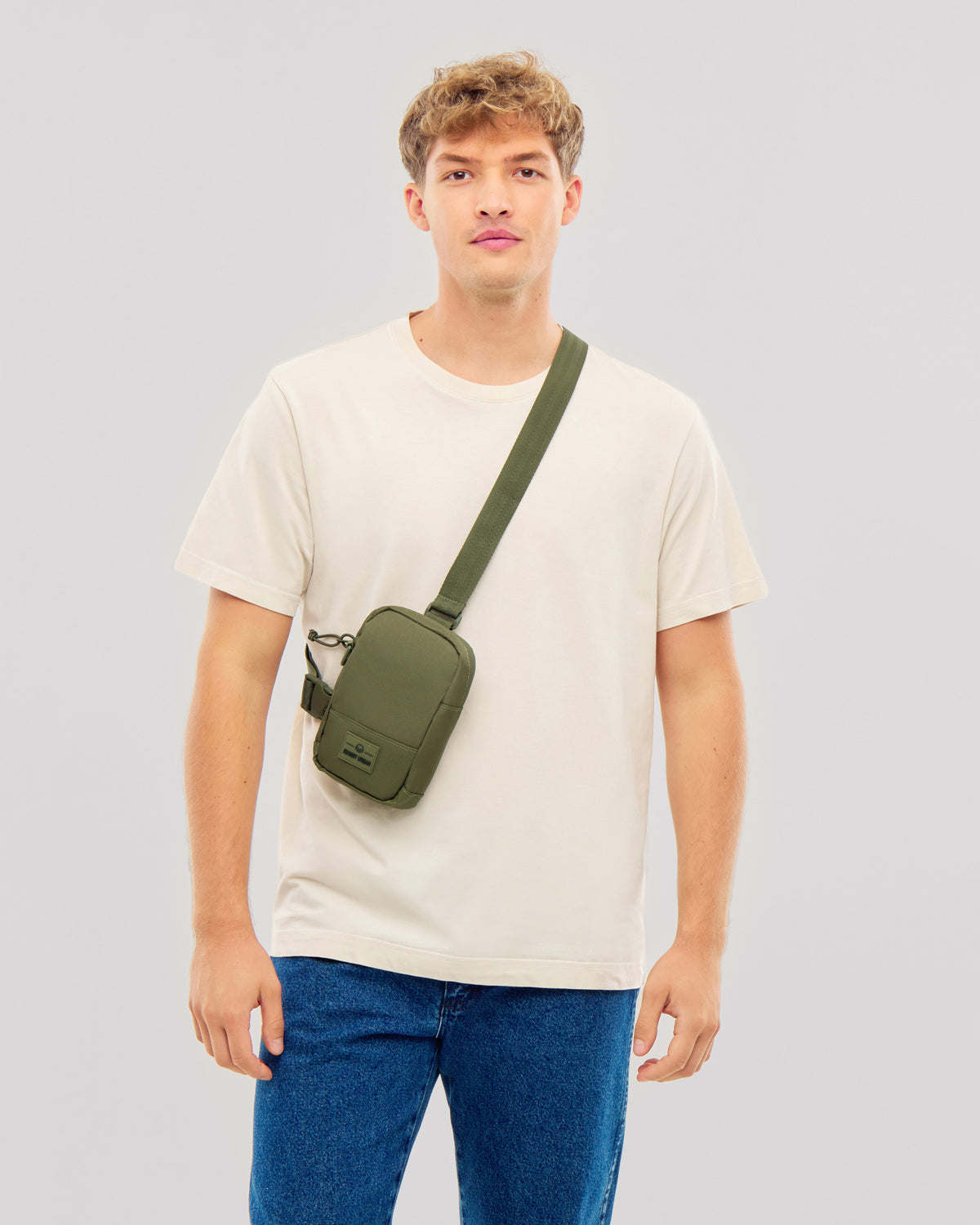 Unser männliches Model zeigt sich hier mit dem Johnny Urban Front Pack "Arthur" in olive. 