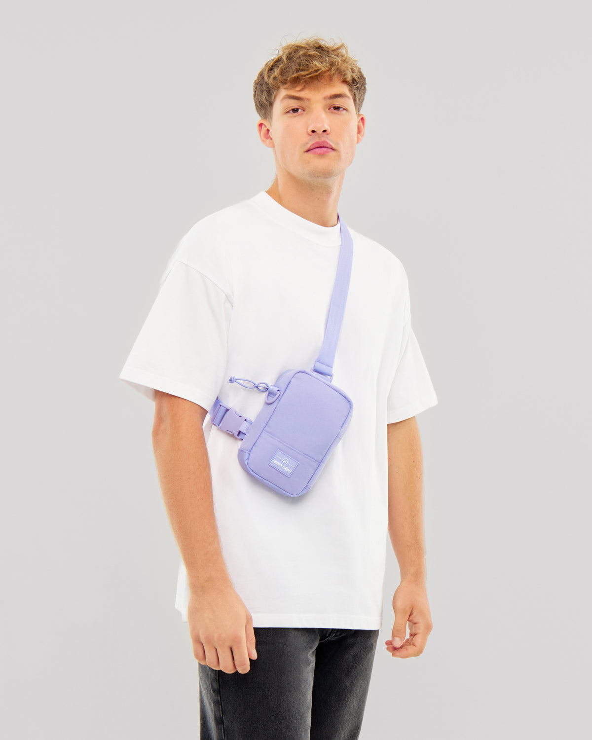 Unser männliches Model zeigt sich hier mit dem Johnny Urban Front Pack "Arthur" in flieder. 