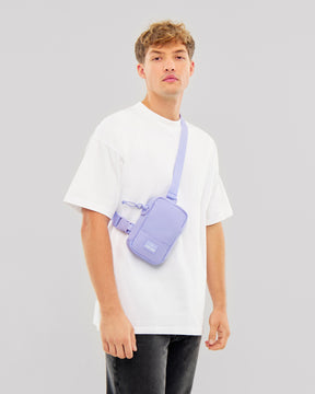 Unser männliches Model zeigt sich hier mit dem Johnny Urban Front Pack "Arthur" in flieder. 