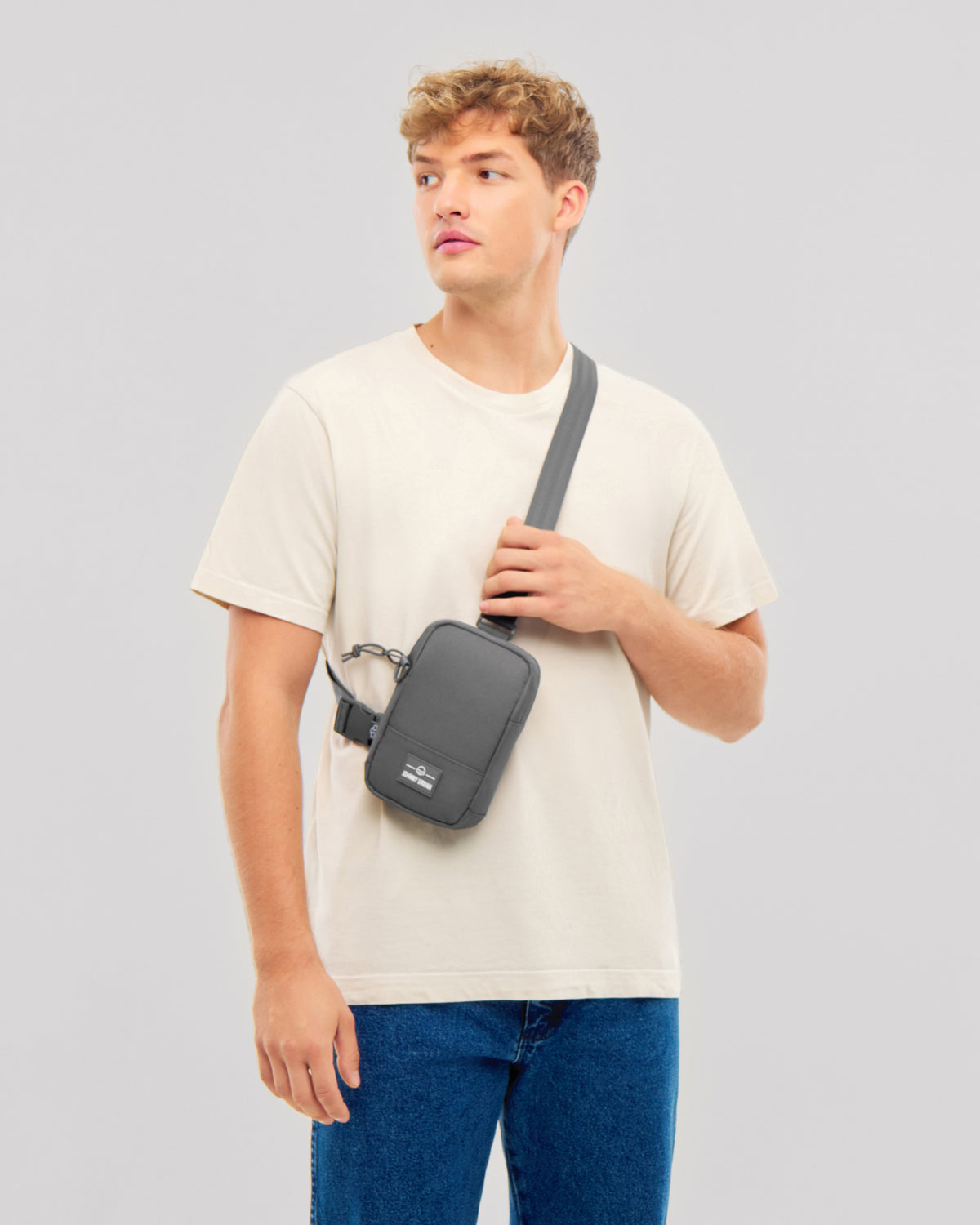 Unser männliches Model zeigt sich hier mit dem Johnny Urban Front Pack "Arthur" in grau. 