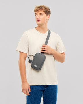 Unser männliches Model zeigt sich hier mit dem Johnny Urban Front Pack "Arthur" in grau. 