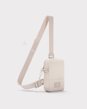Beiger Front Pack 'Arthur' von Johnny Urban mit verstellbarem Gurt und Logo auf der Vorderseite