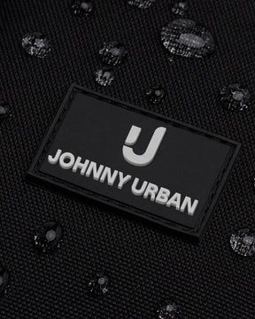 Nahaufnahme des wasserdichten Front Packs ‚Arthur‘ von Johnny Urban mit Logo und Wassertröpfchen