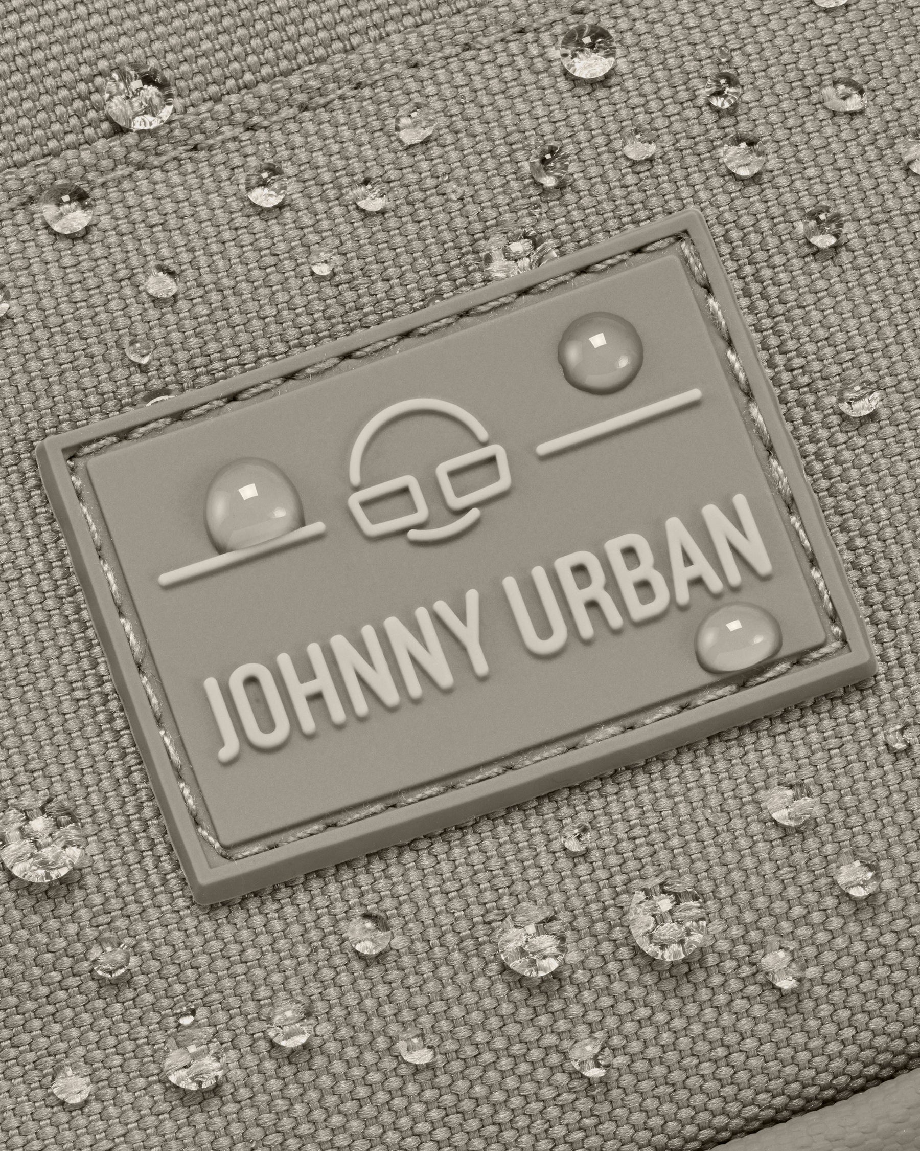 Nahaufnahme des wasserabweisenden Front Packs 'Arthur' von Johnny Urban mit sichtbaren Wassertropfen
