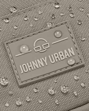Nahaufnahme des wasserabweisenden Front Packs 'Arthur' von Johnny Urban mit sichtbaren Wassertropfen