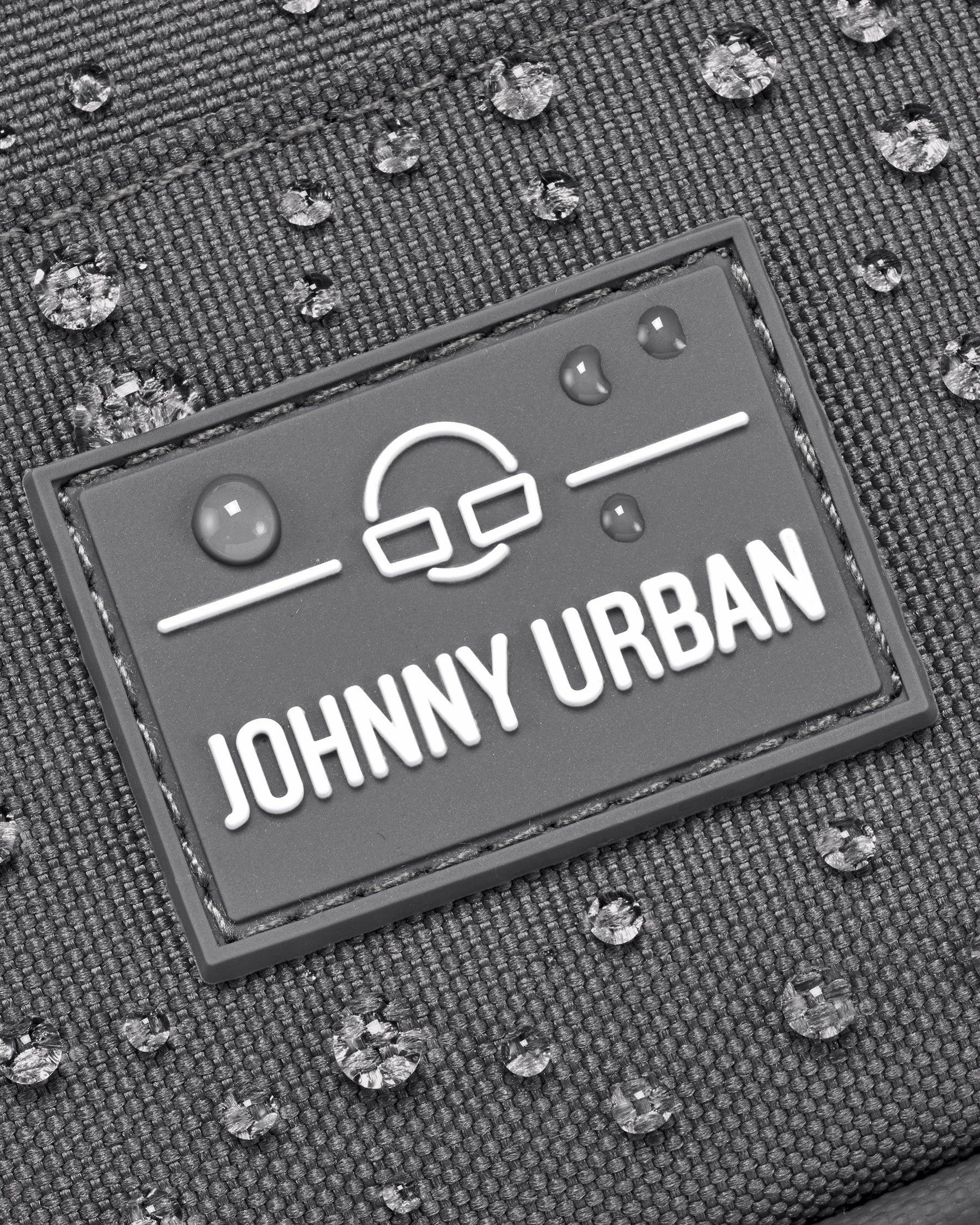 Nahaufnahme des Johnny Urban Logos auf wasserabweisendem Front Pack 'Arthur' mit Wassertröpfchen