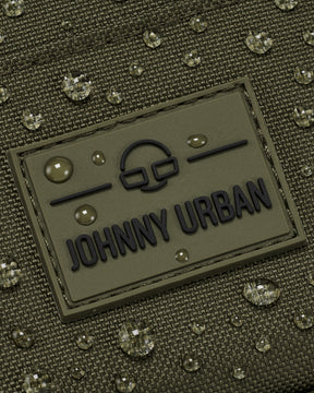 Wasserabweisender Front Pack 'Arthur' von Johnny Urban mit aufgenähtem Logo und Wassertropfen auf grünem Stoff