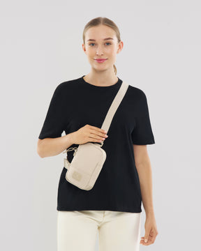 Unser weibliches Model zeigt sich hier mit dem Johnny Urban Front Pack "Arthur" in beige. 