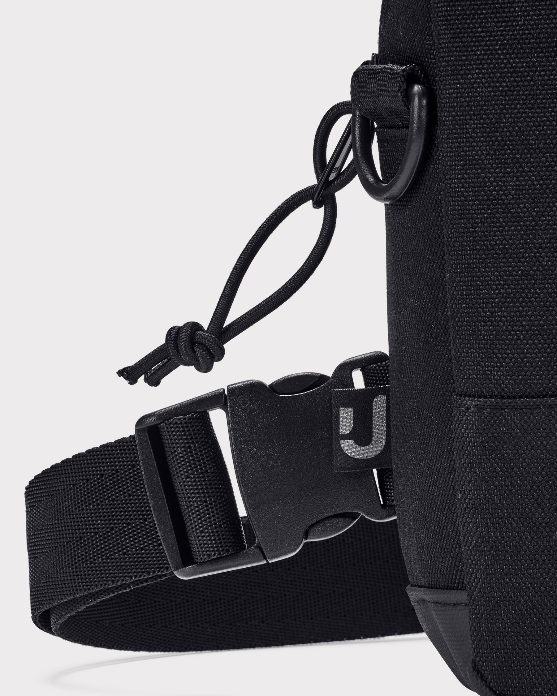 Schwarzer Front Pack 'Arthur' mit verstellbarem Gurt und Schnalle aus strapazierfähigem Material