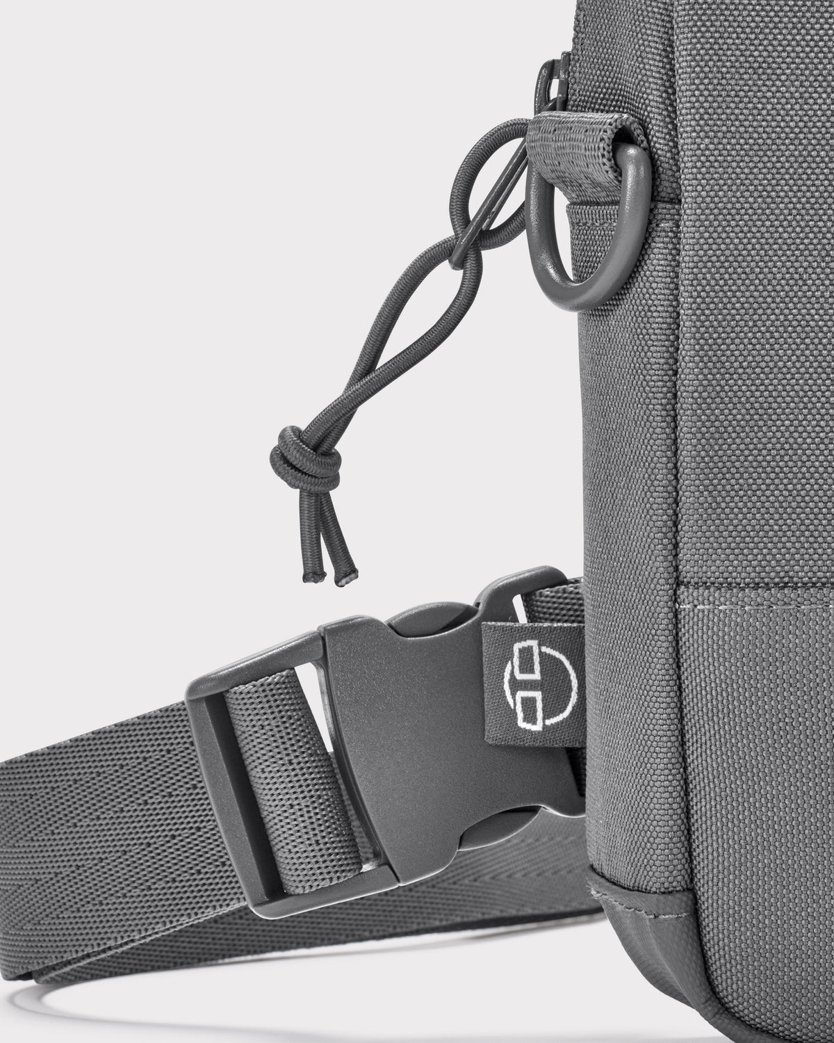 Detailaufnahme des schwarzen Front Packs 'Arthur' mit Schnalle und Träger aus robustem Gewebe
