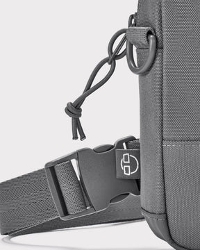 Detailaufnahme des schwarzen Front Packs 'Arthur' mit Schnalle und Träger aus robustem Gewebe