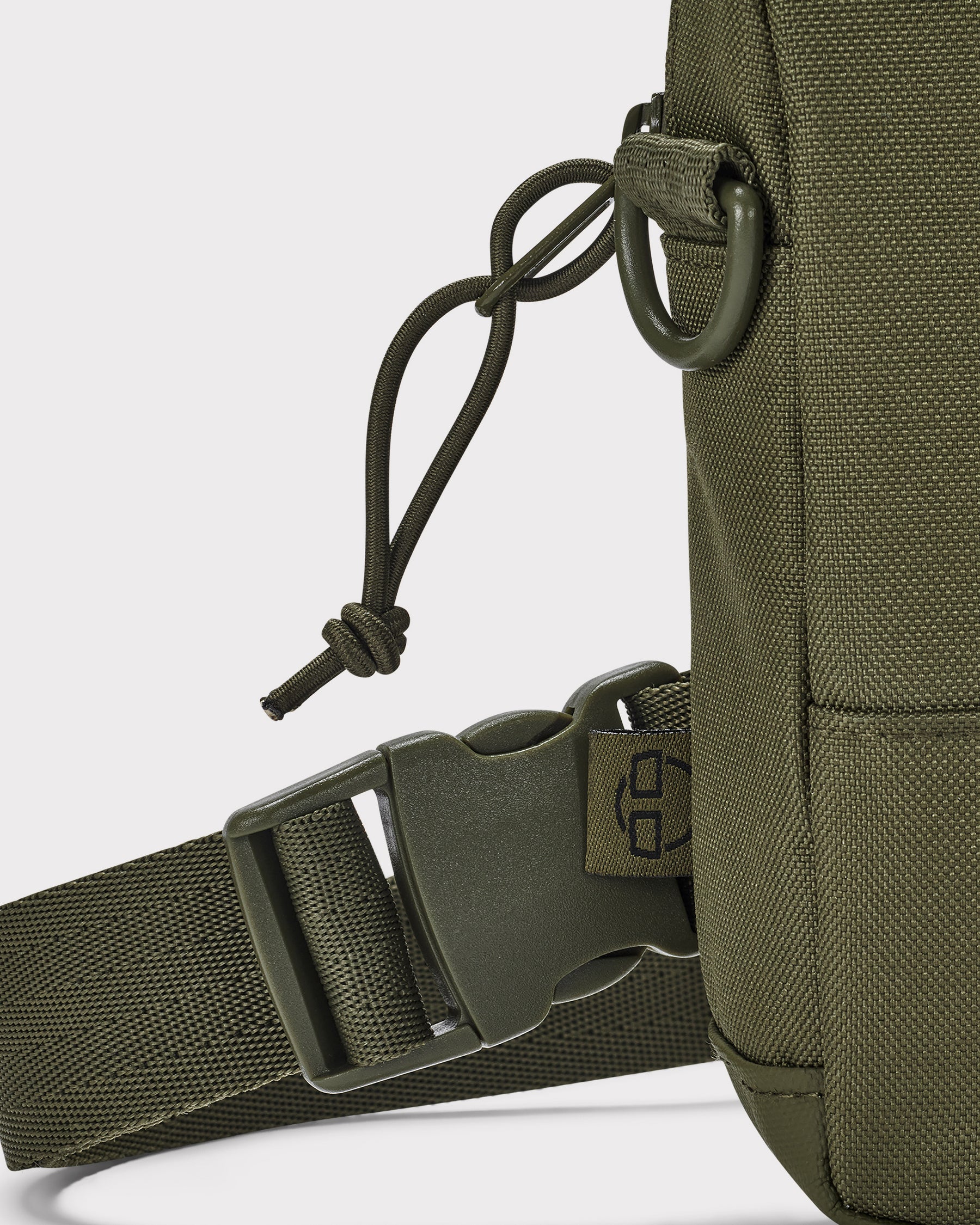 Grüner Front Pack 'Arthur' mit verstellbarem Gurt und Schnalle, detailreicher Stoffstruktur
