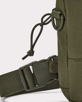 Grüner Front Pack 'Arthur' mit verstellbarem Gurt und Schnalle, detailreicher Stoffstruktur