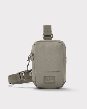 Kleines, rechteckiges Front-Pack 'Arthur' von Johnny Urban in desert-grau mit verstellbarem Gürtel