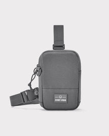 Johnny Urban Front Pack 'Arthur' in dunkelgrauem, rechteckigem, robustem Material mit verstellbarem Gurt