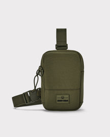 Olivegrünes Front Pack 'Arthur' von Johnny Urban mit verstellbarem Gurt und Logo-Aufnäher