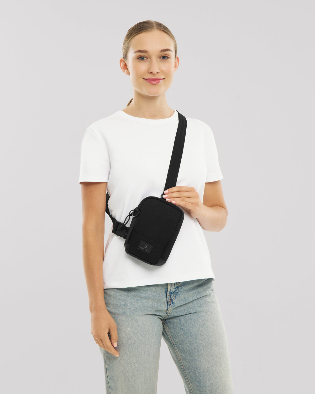 Unser weibliches Model zeigt sich hier mit dem Johnny Urban Front Pack "Arthur" in schwarz. 
