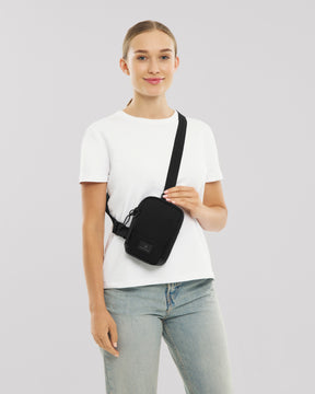 Unser weibliches Model zeigt sich hier mit dem Johnny Urban Front Pack "Arthur" in schwarz. 