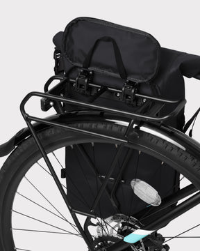 Schwarzer wasserdichter Rolltop Rucksack 'Myles' an Fahrradgepäckträger befestigt