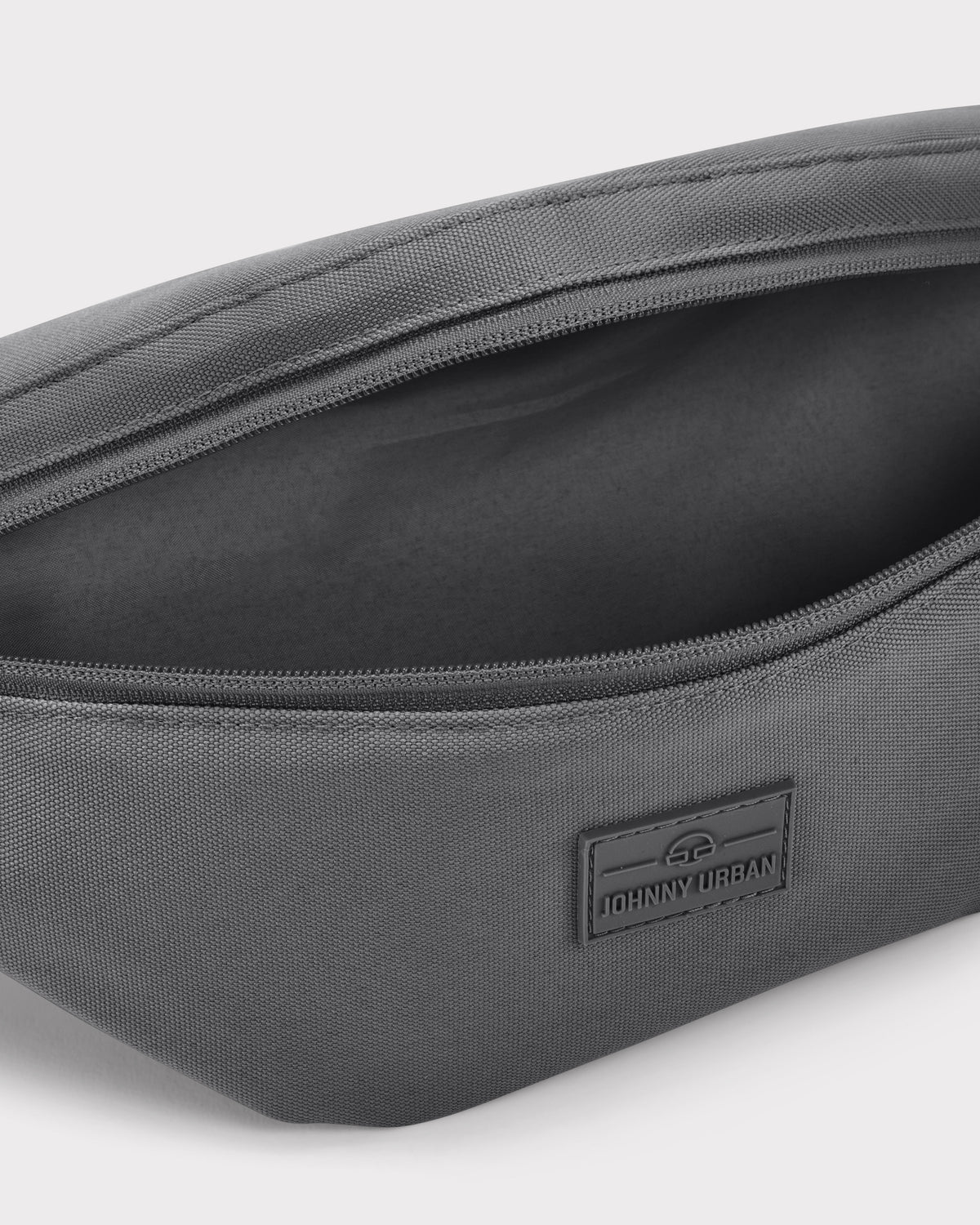 Große dunkelgraue Bauchtasche 'Erik Large' von Johnny Urban mit Reißverschluss offen