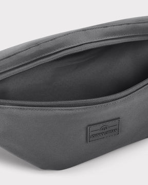 Große dunkelgraue Bauchtasche 'Erik Large' von Johnny Urban mit Reißverschluss offen