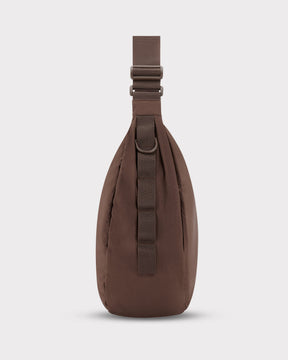 Halbmondtasche Kaia XL in braun mit verstellbarem Gurt und praktischem Riemen mit D-Ring