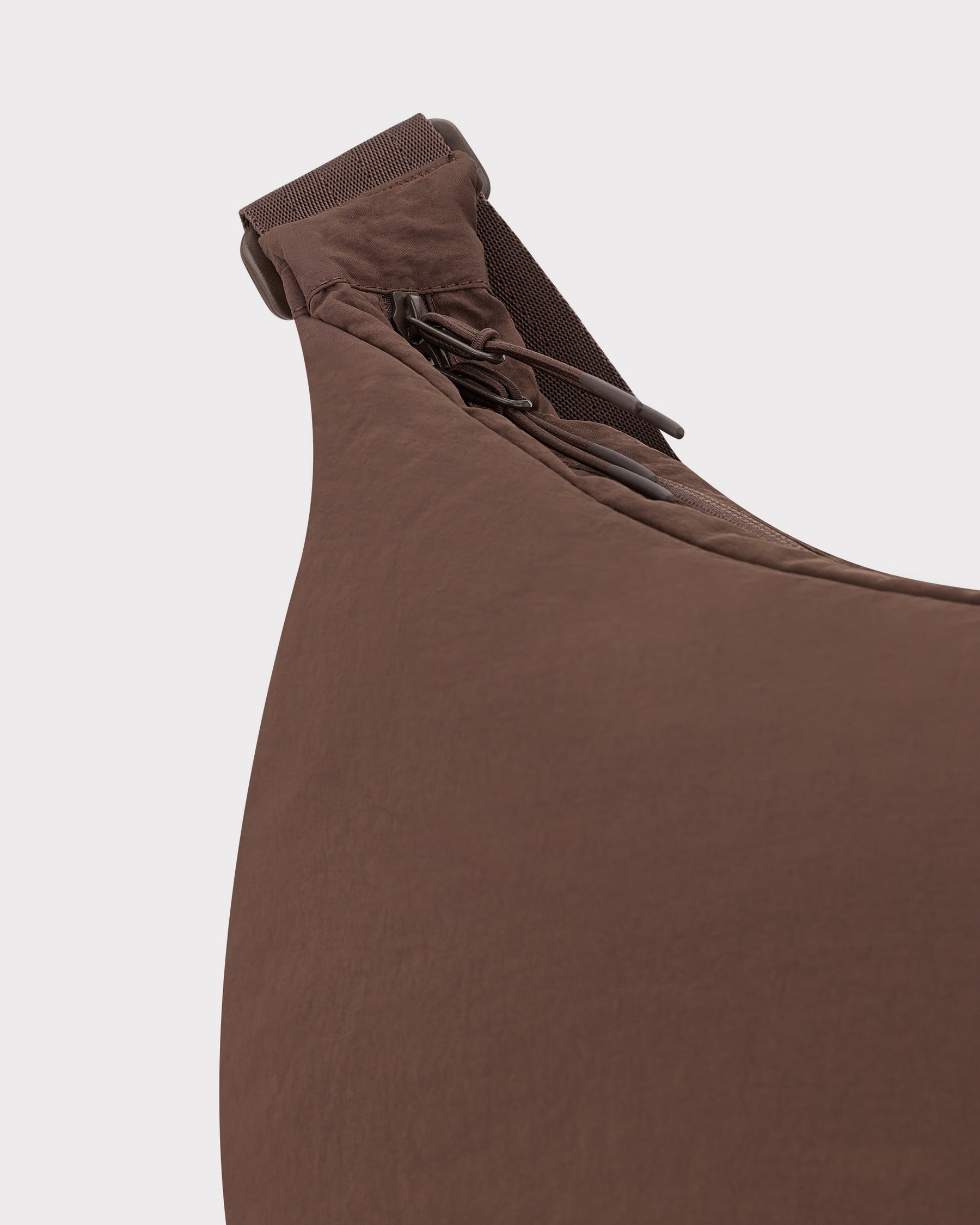 Braune Half Moon Bag Kaia XL von Johnny Urban mit verstellbarem Riemen und Zugband