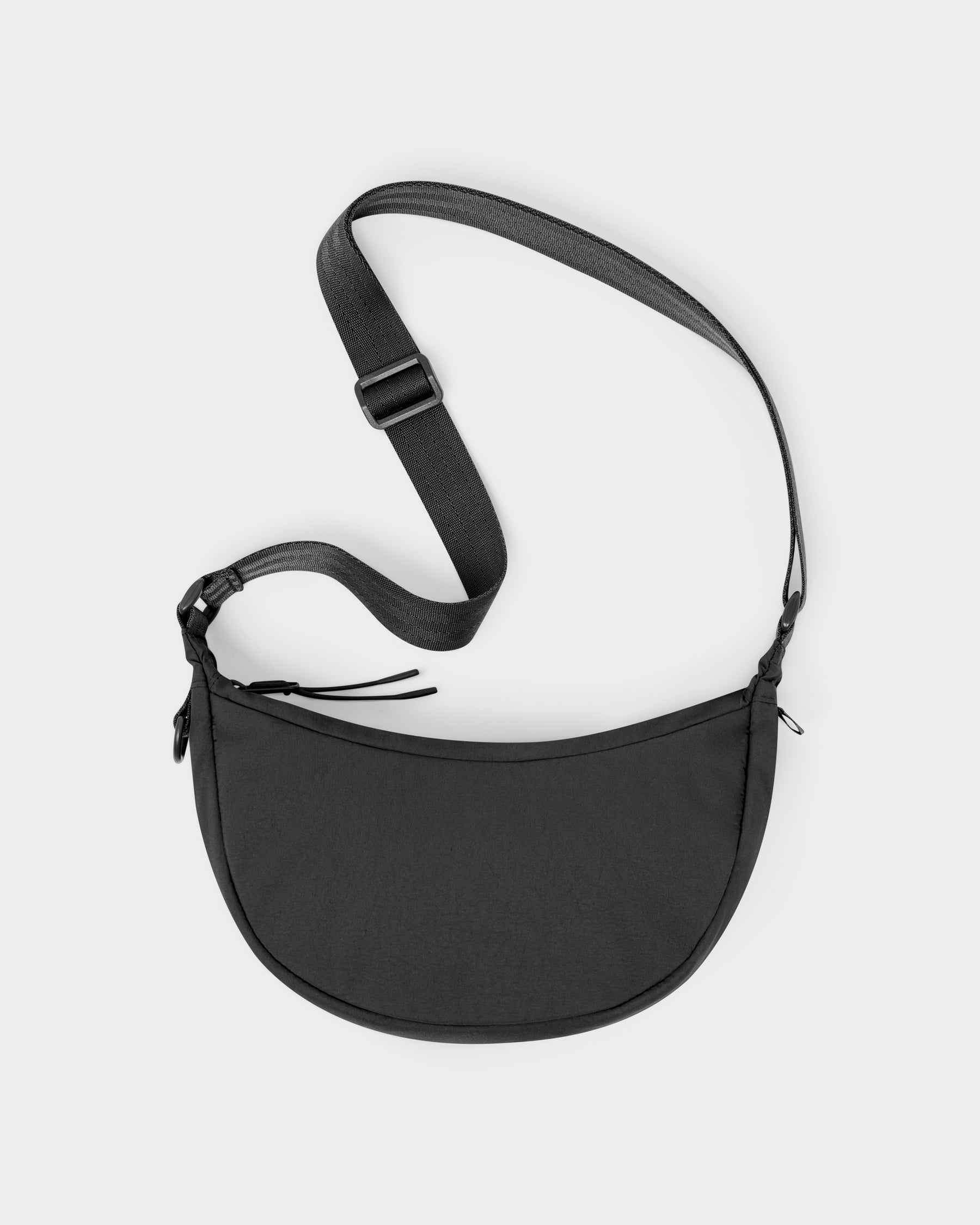 Johnny Urban Half Moon Tasche 'Kaia Small' in schwarzem Stoff mit verstellbarem Schultergurt