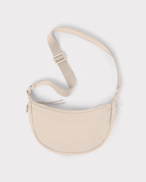 Sandfarbene Half Moon Bag "Kaia Small" mit verstellbarem Schulterriemen aus robustem Textil