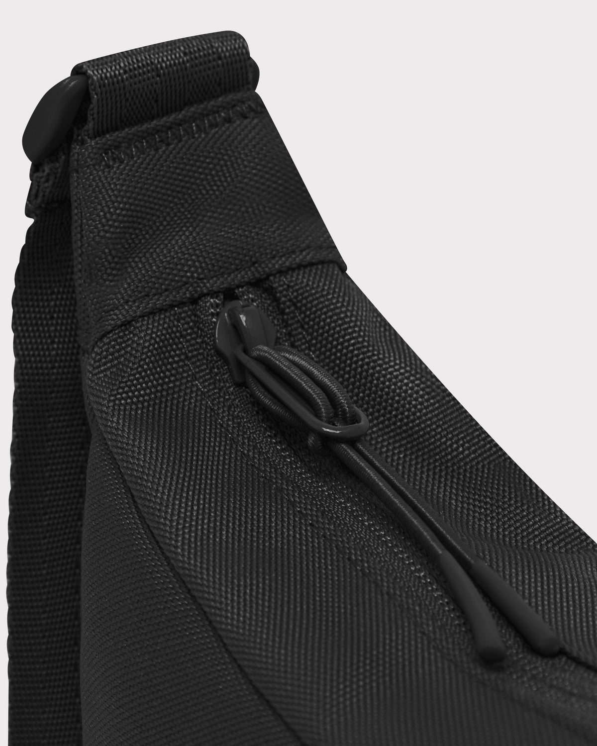 Schwarze Half Moon Bag 'Ally Small' von Johnny Urban mit Reißverschluss und strapazierfähigem Material