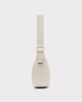 Seitenansicht der kleinen Half Moon Tasche 'Ally Small' von Johnny Urban in hellem Beige mit breitem Riemen
