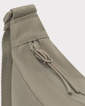 Halbmondtasche 'Ally Small' von Johnny Urban in desert grau mit Reißverschluss und Trägerdetail