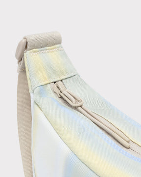 Halbmondtasche "Ally Small" von Johnny Urban in hellem, pastellfarbenem Stoff mit Reißverschluss