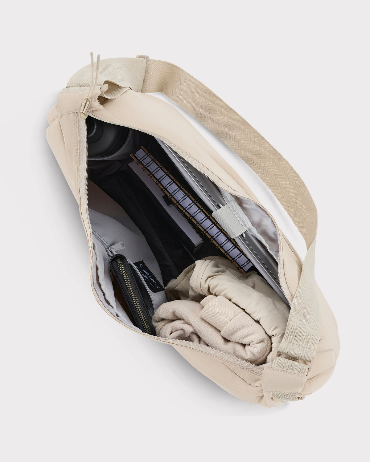Beige Half Moon Bag Kaia XL von Johnny Urban mit Laptop, Notizbuch, Federmäppchen und Kleidung innen