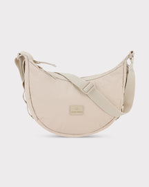 Beige halbmondförmige Umhängetasche 'Kaia Medium' von Johnny Urban mit verstellbarem Gurt