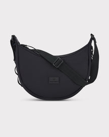Schwarze Half Moon Bag "Kaia Medium" von Johnny Urban mit verstellbarem Schultergurt