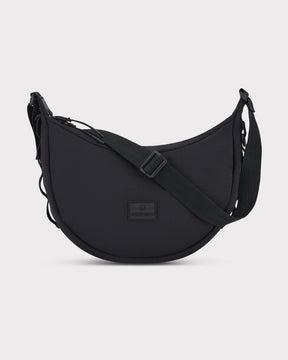 Schwarze Half Moon Bag "Kaia Medium" von Johnny Urban mit verstellbarem Schultergurt