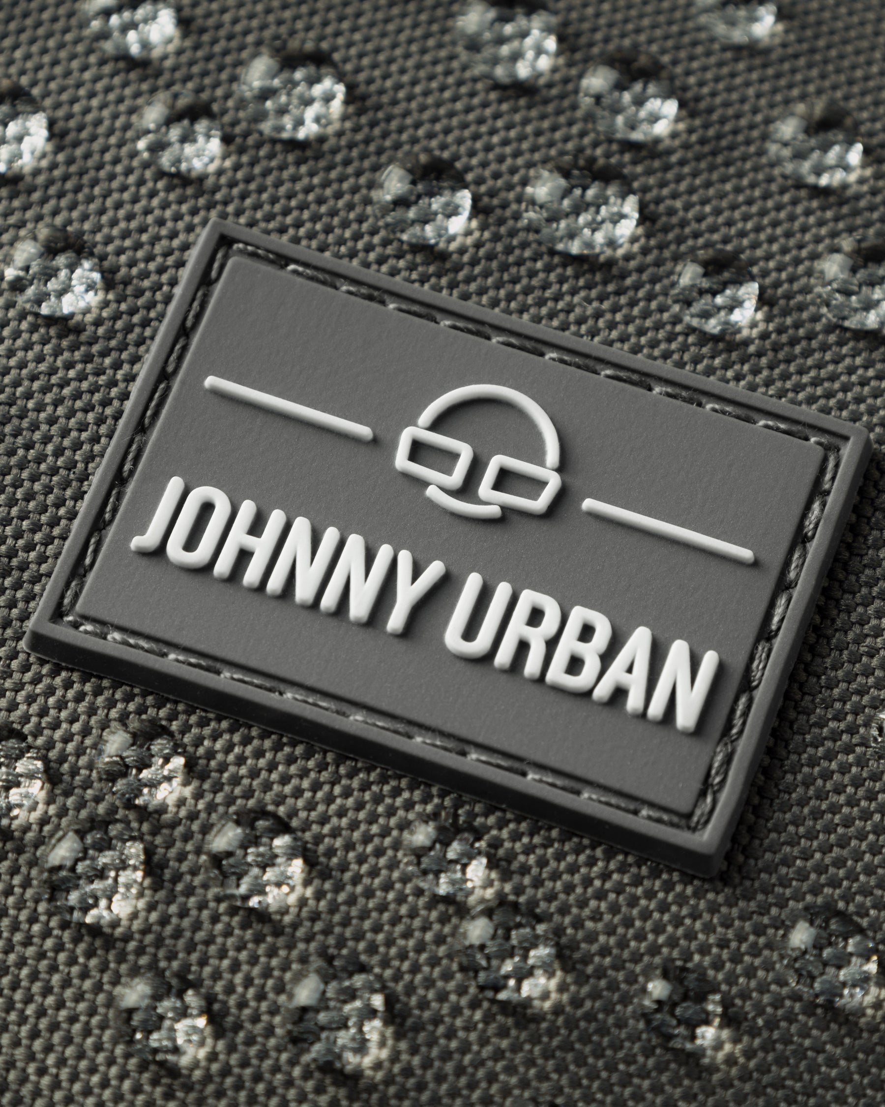 Wasserabweisendes, anthrazitfarbenes Gewebe mit aufgenähtem JOHNNY URBAN Logo auf der Half Moon Bag 'Ally Small'