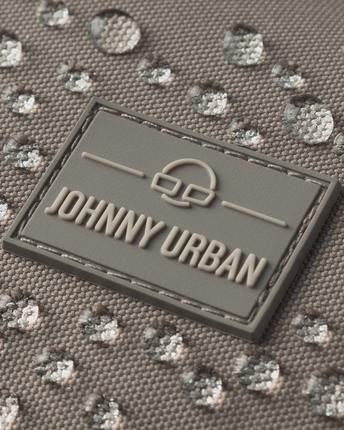 Nahe Aufnahme des wasserabweisenden Half Moon Bags 'Ally Small' in desert-grau mit Johnny Urban Logo.