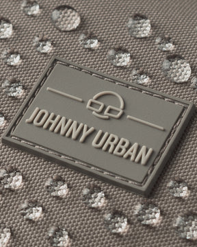 Nahe Aufnahme des wasserabweisenden Half Moon Bags 'Ally Small' in desert-grau mit Johnny Urban Logo.