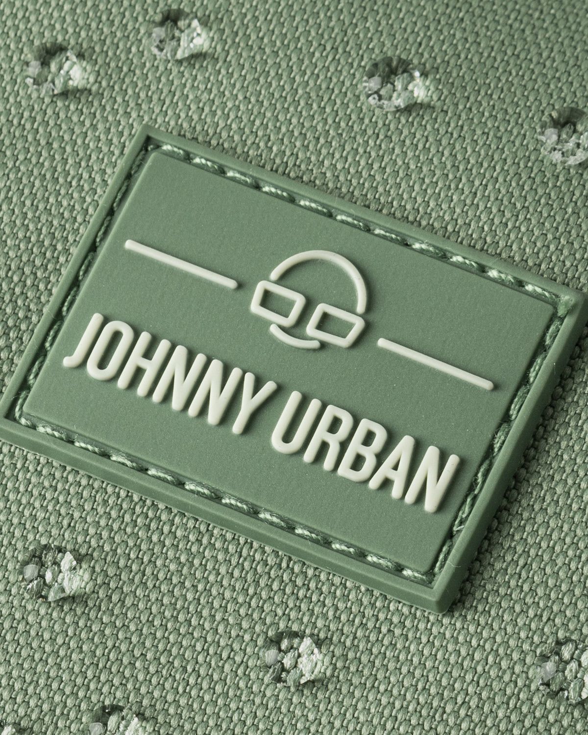 Nahaufnahme des wasserabweisenden, salbeigrünen Half Moon Bags "Ally Small" von Johnny Urban mit Logo-Patch