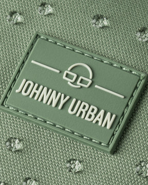 Nahaufnahme des wasserabweisenden, salbeigrünen Half Moon Bags "Ally Small" von Johnny Urban mit Logo-Patch