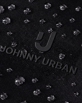 Nahe Aufnahme des schwarzen Johnny Urban Logos auf wasserabweisendem Stoff mit glänzenden Wassertropfen