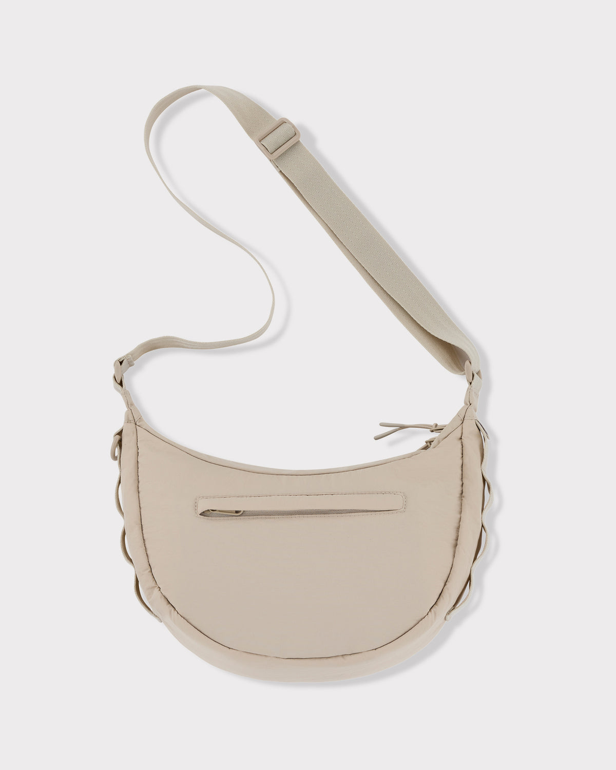 Beige halbmondförmige Umhängetasche Kaia Medium mit verstellbarem Riemen und Reißverschlussfach