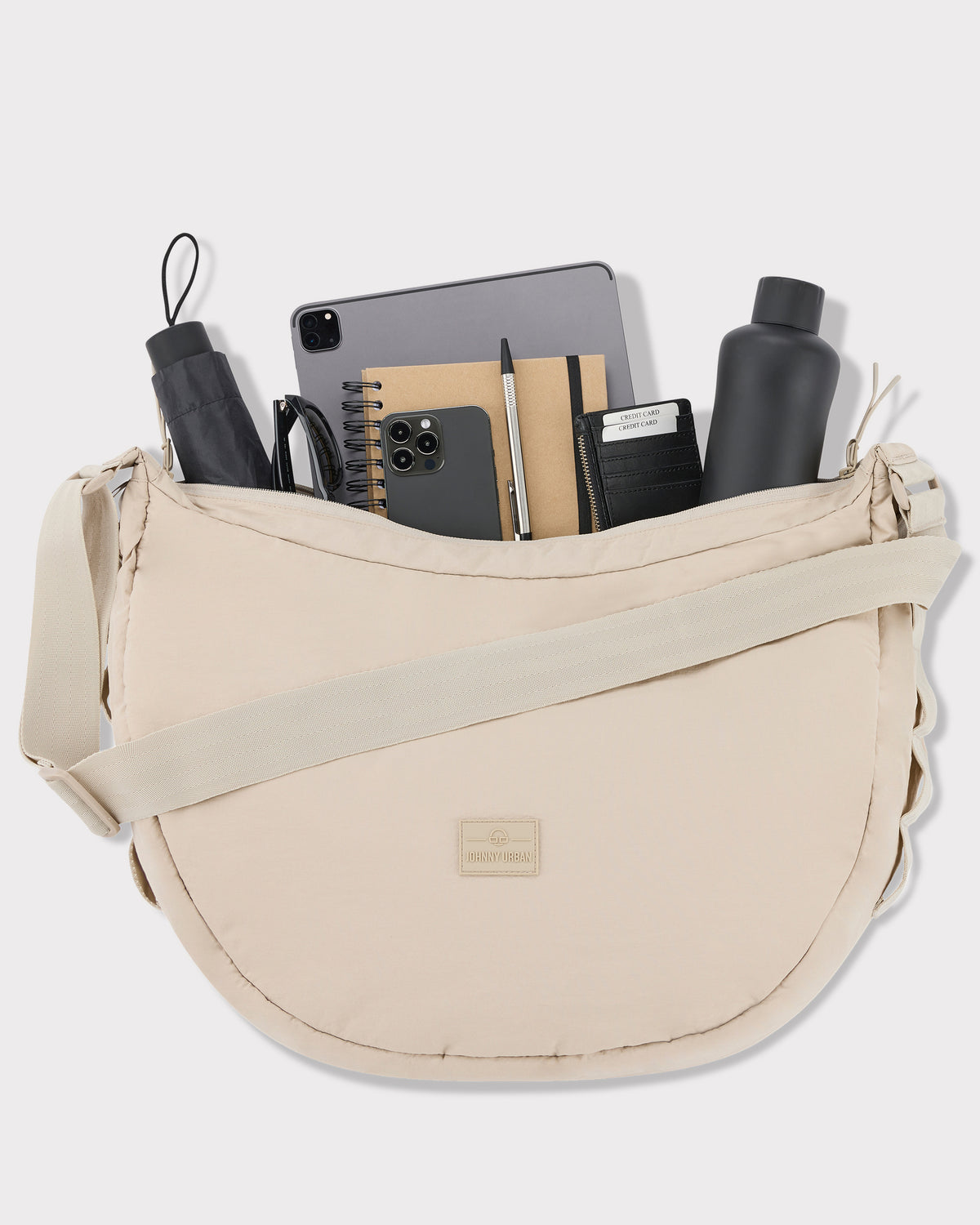 Beige Half Moon Bag 'Kaia XL' von Johnny Urban mit Tablet, Smartphone, Notizbuch, Stift, Geldbörse, Wasserflasche und Regenschirm