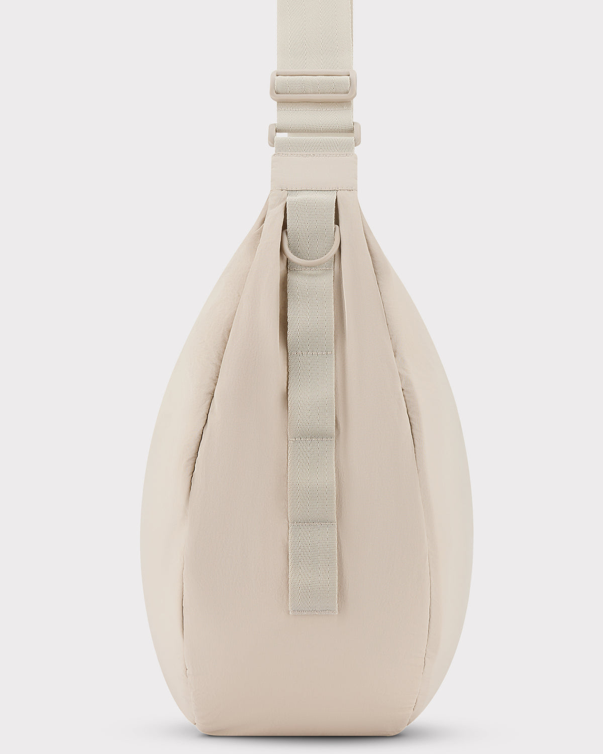 Johnny Urban Half Moon Bag 'Kaia XL' in beige Sand mit verstellbarem Schultergurt und D-Ring