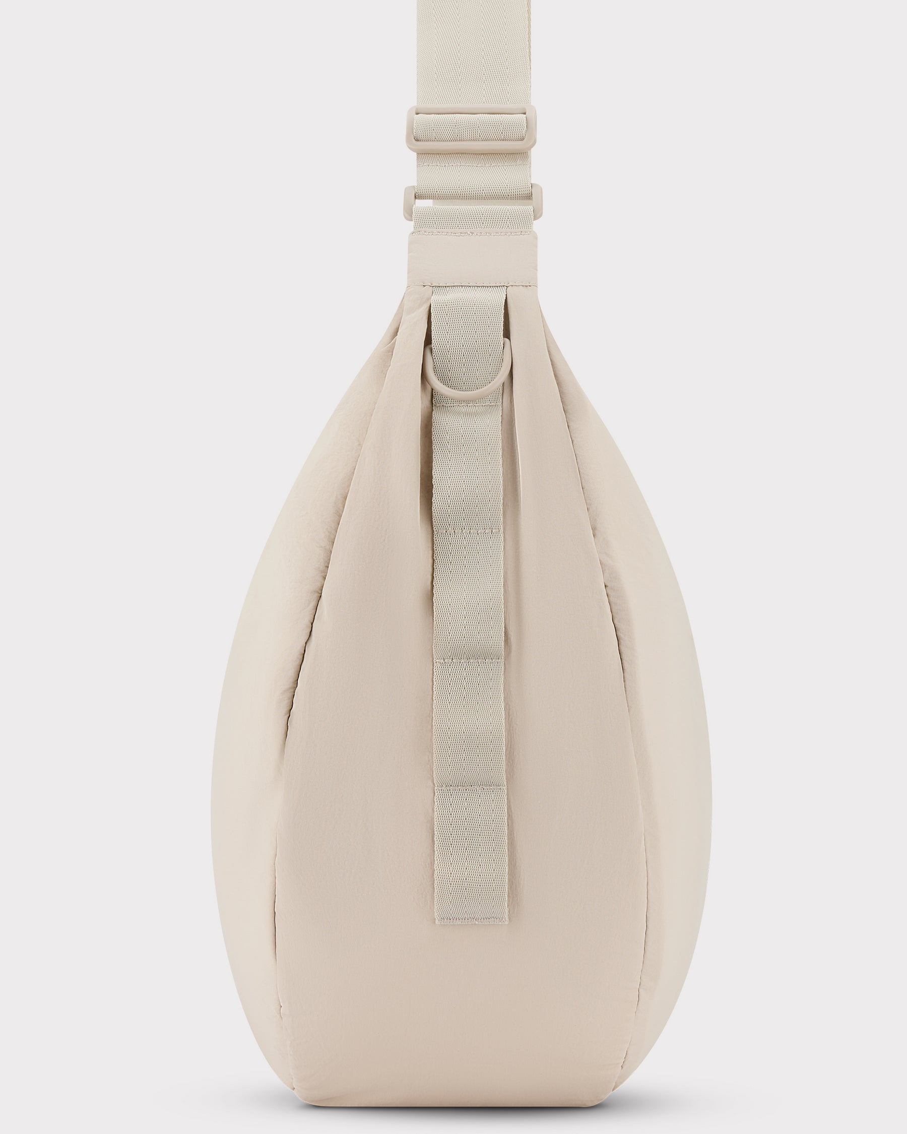 Johnny Urban Half Moon Bag 'Kaia XL' in beige Sand mit verstellbarem Schultergurt und D-Ring