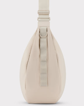 Johnny Urban Half Moon Bag 'Kaia XL' in beige Sand mit verstellbarem Schultergurt und D-Ring